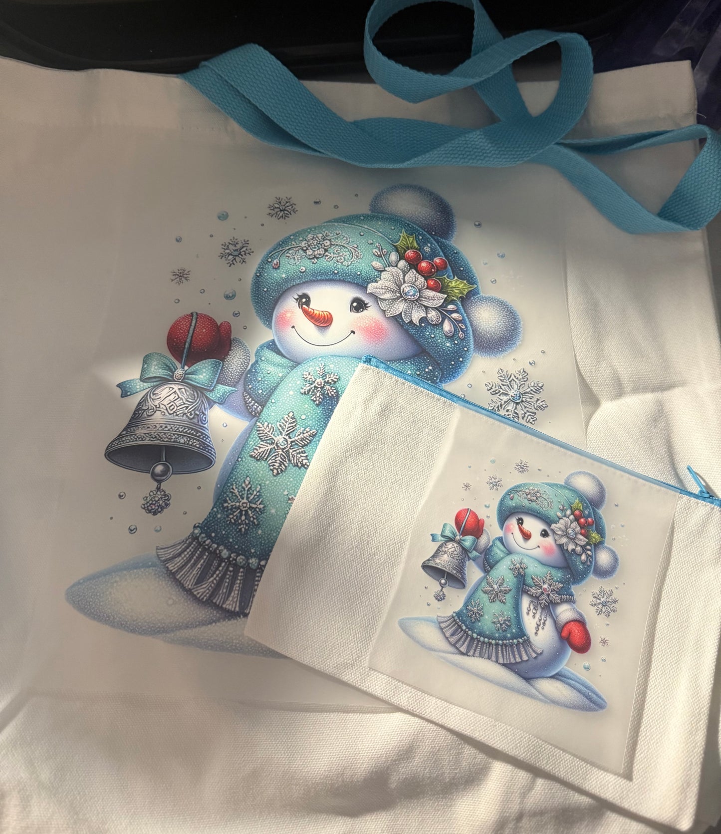 SNOWMAN RED GLOVES BLUE